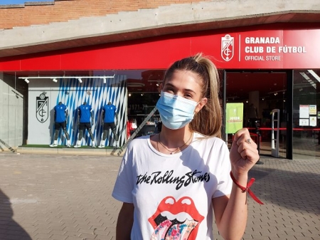Unos 6.400 abonados tendrán acceso al Granada - Valencia de este sábado. En la imagen, una joven aficionada posa con su carnet de esta temporada (FRAN CALVO)