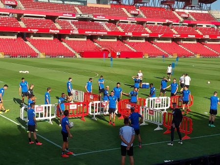 El Granada ha realizado el entrenamiento previo al partido contra el Valencia en el `Nuevo Los Cármenes` (FRAN CALVO)