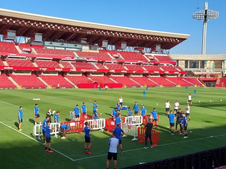 El Granada volverá hoy a reencontrarse, de manera oficial, con su afición en el `Nuevo Los Cármenes` (FRAN CALVO)