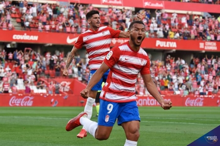 El Granada empató ante el Valencia pese al tanto inicial de Luis Suárez (JOSÉ M. BALDOMERO)