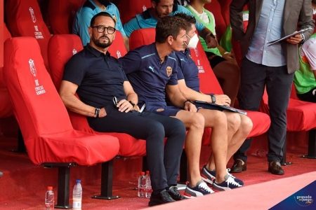 José Bordalás, técnico del Valencia, en los instantes previos del choque entre el Granada y el conjunto che (JOSÉ M. BALDOMERO)