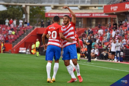 Luis Suárez y Bacca fabricaron el gol del Granada ante el Valencia (JOSÉ M. BALDOMERO)