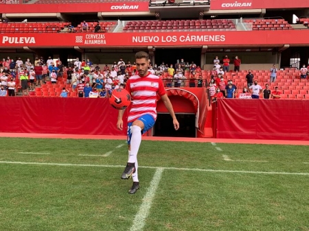 Rubén Rochina ha sido presentado esta mañana como jugador del Granada CF (JOSÉ VELASCO / GRJ)