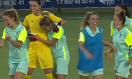 María Pi, felicitada por sus compañeras tras la tanda de penaltis (RFAF TV)