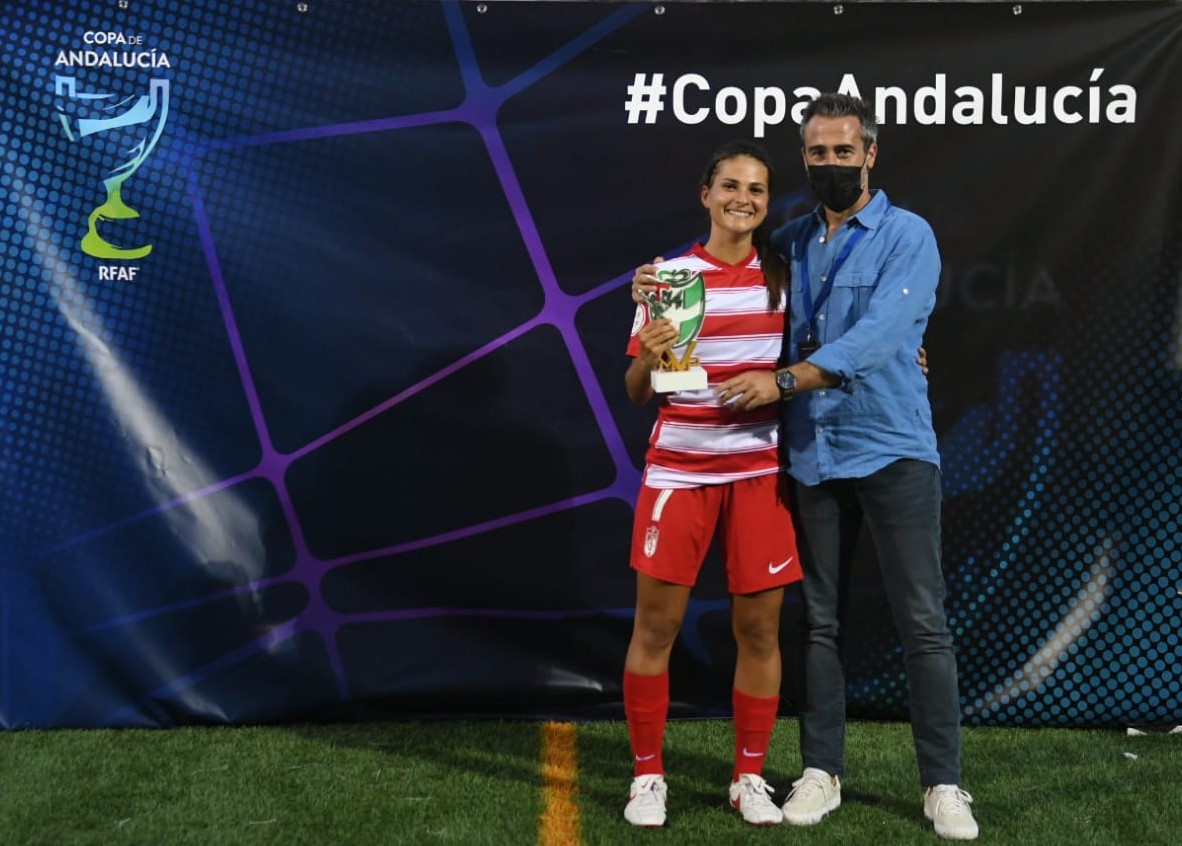 Laura Pérez recibió el trofeo a MVP de la Copa Andalucía de manos del seleccionador Jorge Vilda (RFAF) Laura Pérez recibió el trofeo a MVP de la Copa Andalucía de manos del seleccionador Jorge Vilda (RFAF)