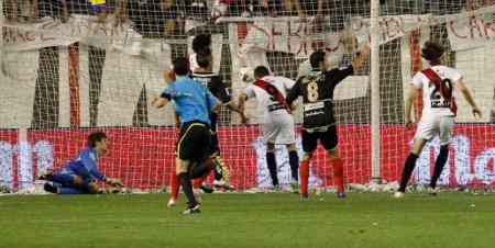 Imagen del gol de Tamudo que dio la salvación al Rayo Vallecano en la temporada 2011/12, donde también lo logró el Granada (MARCA)