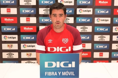 Andoni Iraola, técnico del Rayo Vallecano, durante la rueda de prensa previa al encuentro contra el Granada (RAYO VALLECANO TV)