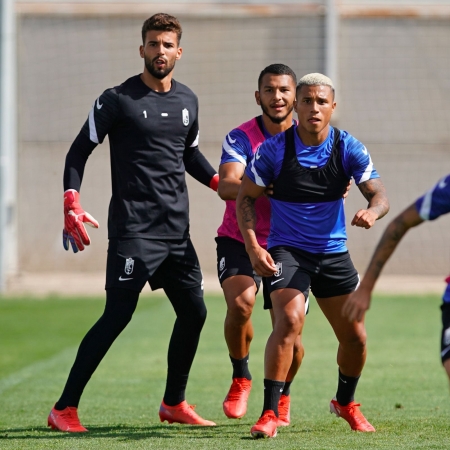 Machís, junto a Luís Maximiano y Luis Suárez en un entrenamiento reciente, no viaja a Vallecas por molestias físicas (PEPE VILLOSLADA / GCF)