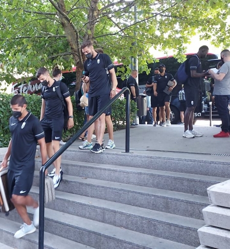 El Granada, a su llegada a Madrid para la disputa esta tarde del partido ante el Rayo Vallecano (FRAN CALVO)