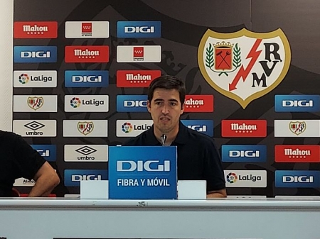 Andoni Iraola, técnico del Rayo Vallecano, durante la rueda de prensa en Vallecas (RAYO VALLECANO TV)