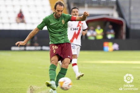 Víctor Díaz, durante el encuentro del Granada ante el Rayo en Vallecas (LALIGA)