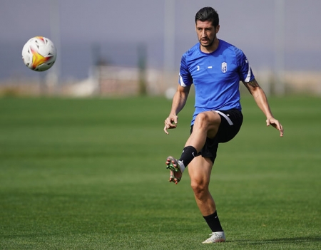 Sergio Escudero, durante su primer entrenamiento como jugador del Granada (PEPE VILLOSLADA / GCF)