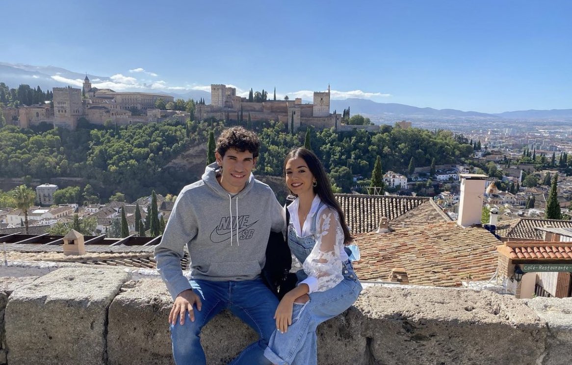 Jesús Vallejo, junto a su pareja María en el Mirador de San Nicolás durante su etapa en Granada (IG) Jesús Vallejo, junto a su pareja María en el Mirador de San Nicolás durante su etapa en Granada (IG)