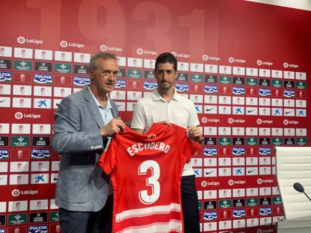 Sergio Escudero posa, junto a Pep Boada, con su nueva camiseta (JOSÉ VELASCO)