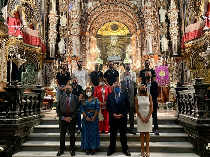 Imagen de los representantes del Granada en la ofrenda floral a la Virgen de las Angustias esta tarde (JOSÉ VELASCO / GRJ) Imagen de los representantes del Granada en la ofrenda floral a la Virgen de las Angustias esta tarde (JOSÉ VELASCO / GRJ)