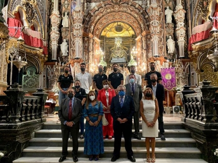 Imagen de los representantes del Granada en la ofrenda floral a la Virgen de las Angustias esta tarde (JOSÉ VELASCO / GRJ)