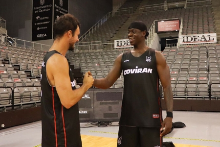 Thomas Bropleh junto a Lluis Costa (FERMÍN RODRÍGUEZ / FUNDACIÓN CB GRANADA)