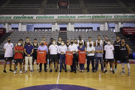 Foto de familia con el alcalde (FERMÍN RODRÍGUEZ / FUNDACIÓN CB GRANADA)