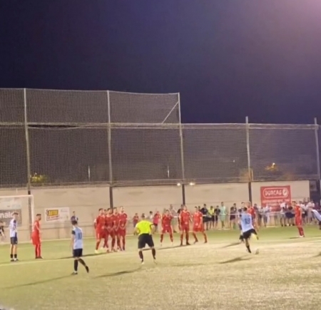 Momento en el que Fran Bea estrelló la falta contra el travesaño, lo que hubiera supuesto el 1-0 para el Arenas ante el Rincón (ARENAS DE ARMILLA)