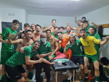 El Atarfe celebra la clasificación en vestuarios (ATARFE INDUSTRIAL)