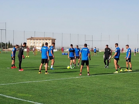 Uno de los grupos en los que se ha dividido el equipo durante los primeros compases del entrenamiento (FRAN CALVO)