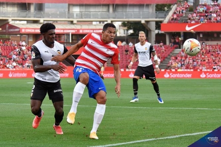 Lance del parido entre Granada CF y Valencia (JOSÉ M. BALDOMERO)