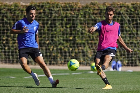 Rubén Rochina, junto al jugador del filial Martín Solar, durante el entrenamiento de esta mañana en la Ciudad Deportiva (PEPE VILLOSLADA / GCF)