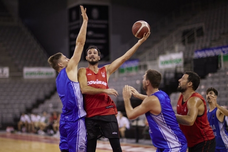 Lluís Costa lanza un gancho (FERMÍN RODRÍGUEZ / FUNDACIÓN CB GRANADA) 