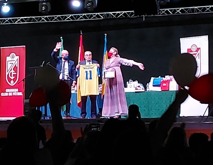 José Macanás, en el centro, durante el homenaje de Ogíjares al Granada en su primer día de Fiestas (FRAN CALVO) José Macanás, en el centro, durante el homenaje de Ogíjares al Granada en su primer día de Fiestas (FRAN CALVO)
