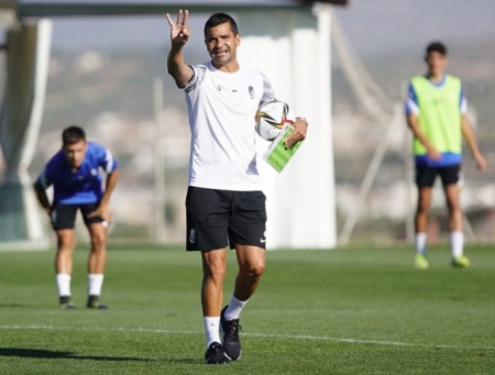 Rubén Torrecilla dirige el entrenamiento del filial (GRANADA CF) 