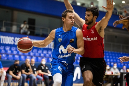 Germán Martínez defiende a un jugador colegial (MOVISTAR ESTUDIANTES / JUAN PELEGRÍN) 