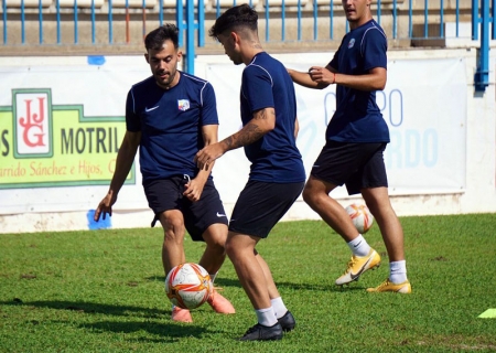 Un momento del entrenamiento de la plantilla del CF Motril durante esta semana (CF MOTRIL)