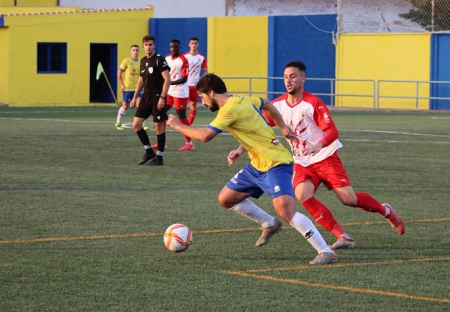 Ramiro avanza con el balón perseguido por un jugador almeriense (PACO CASTILLO)