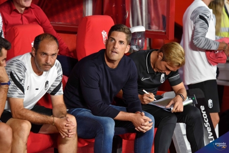 Robert Moreno, en los prolegómenos del derbi ante el Betis en el `Nuevo Los Cármenes` (JOSÉ M. BALDOMERO)