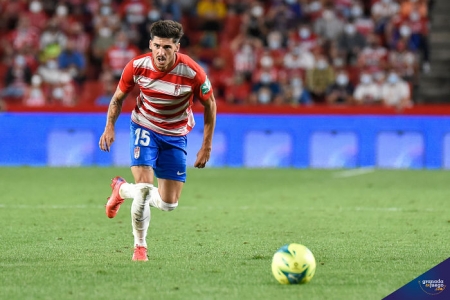 Carlos Neva, durante el partido de ayer ante el Betis (JOSÉ M. BALDOMERO)