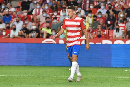 Santiago Arias, durante su debut con el Granada ante el Betis (JOSÉ M. BALDOMERO)