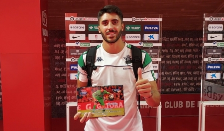 Rui Silva posa con el IV Trofeo Paco Pedrosa al término del Granada - Betis en el `Nuevo Los Cármenes` (GRJ)