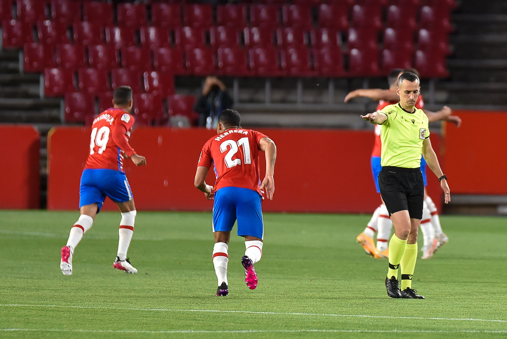 Santiago Jaime Latre, durante el Granada - Eibar del curso pasado, dirigirá el encuentro del Camp Nou ante el Barcelona (JOSÉ M. BALDOMERO) Santiago Jaime Latre, durante el Granada - Eibar del curso pasado, dirigirá el encuentro del Camp Nou ante el Barcelona (JOSÉ M. BALDOMERO)