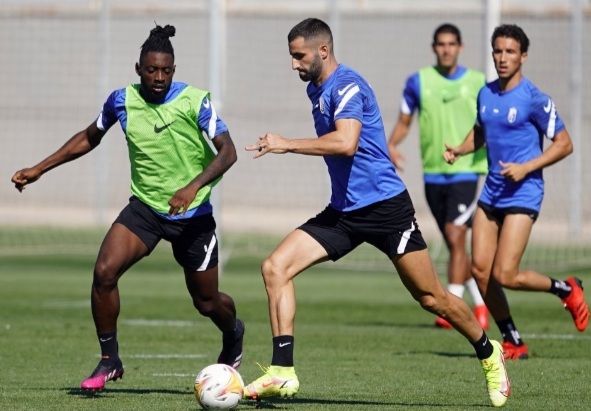 Eteki y Gonalons, con Milla de fondo, durante el entrenamiento de esta mañana en la Ciudad Deportiva (PEPE VILLOSLADA / GCF) Eteki y Gonalons, con Milla de fondo, durante el entrenamiento de esta mañana en la Ciudad Deportiva (PEPE VILLOSLADA / GCF)
