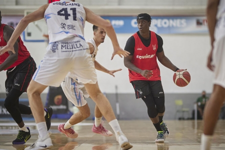 Thomas Bropleh avanza a canasta (FERMÍN RODRÍGUEZ/ FUNDACIÓN CB GRANADA)