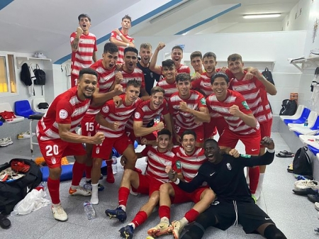El Recreativo celebra la victoria en vestuarios (CANTERA NAZARÍ) 