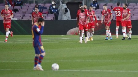 Messi merodea cabizbajo en el centro del campo mientras el Granada celebra uno de los goles de la pasada campaña en el Camp Nou (REUTERS)