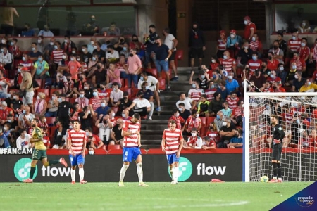 El Granada peleará en el Camp Nou por cosechar su primer triunfo de la temporada (JOSÉ M. BALDOMERO)