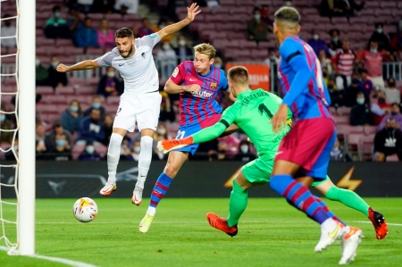 Momento en el que Domingos Duarte marcó el gol que hizo soñar al Granada en el Camp Nou (PEPE VILLOSLADA / GCF)