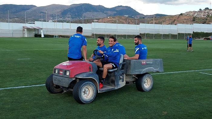 Varios jugadores del Granada entraron al césped sobre cuatro ruedas en el entrenamiento de hoy (FRAN CALVO) Varios jugadores del Granada entraron al césped sobre cuatro ruedas en el entrenamiento de hoy (FRAN CALVO)