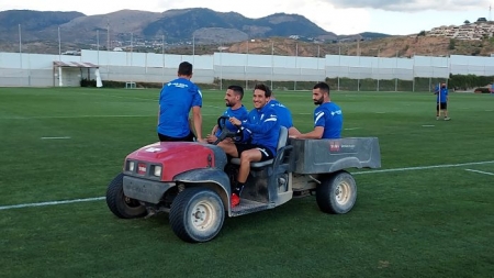 Varios jugadores del Granada entraron al césped sobre cuatro ruedas en el entrenamiento de hoy (FRAN CALVO)