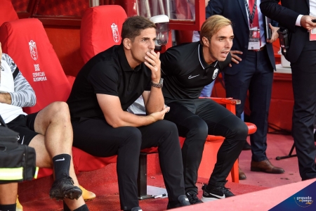 Robert Moreno, junto a Dani Guindos, en los momentos previos al encuentro frente a la Real Sociedad (JOSÉ M. BALDOMERO)