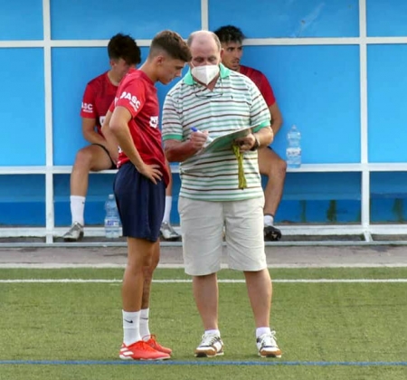 Pepe Sánchez da instrucciones a un jugador del Churriana en pretemporada (CHURRIANA CF)