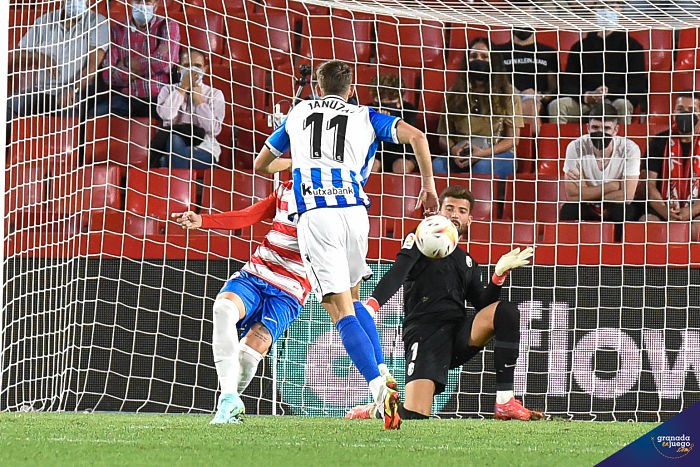 Luís Maximiano fue el hombre más destacado en la derrota contra la Real Sociedad (JOSÉ M. BALDOMERO) Luís Maximiano fue el hombre más destacado en la derrota contra la Real Sociedad (JOSÉ M. BALDOMERO)