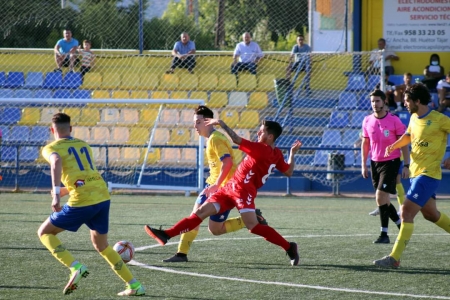Una acción del partido entre AgroisaHuétorTájary El Palo (PACOCASTILLO) 